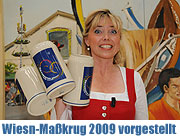 Vorgestellt aus der Sicht von Sachsen. Die sächsische Kabarettistin Simone Solga präsentierte den offiziellen Oktoberfest-Maßkrug 2009 (©Foto: Ingrid Grossmann)